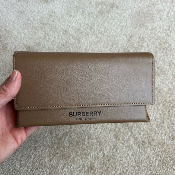 Burberry Elsa Vintage Plaid Sunglasses Black, tan & red w/ minor flaws on lens - Picture 10 of 12